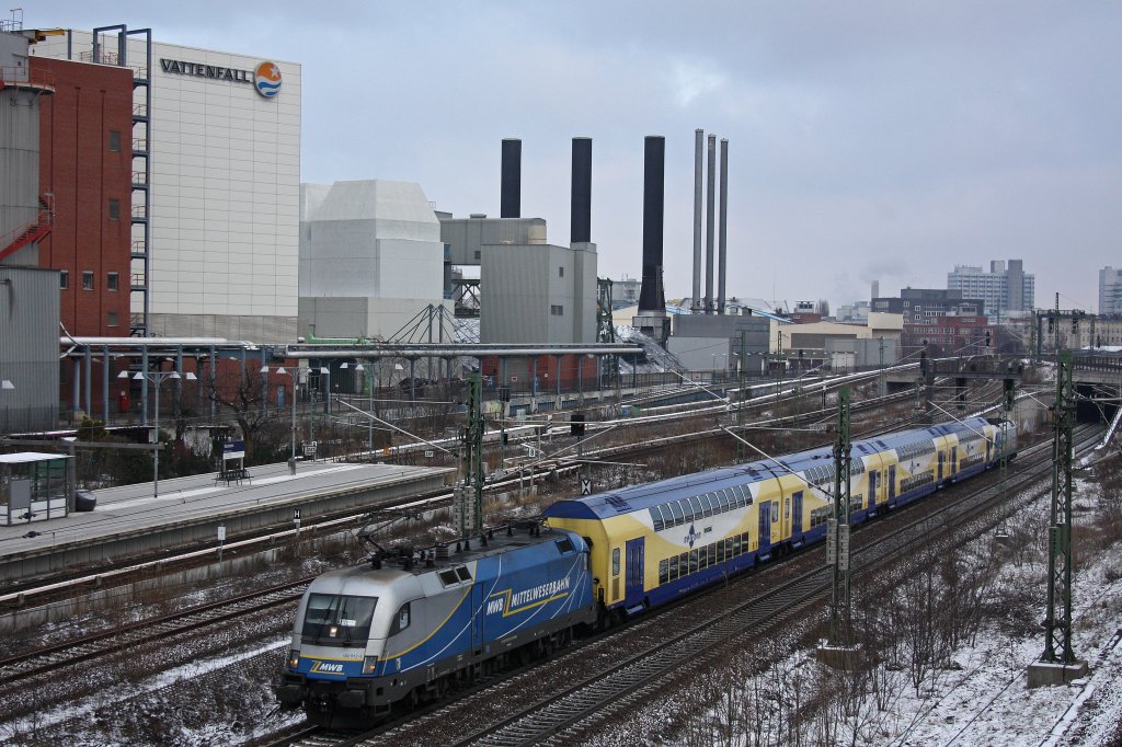 MWB 182 912 am 13.1.13 mit einem ODEG Ersatzzug und Alex 183 004 am Zugschluss in Berlin-Westhafen.