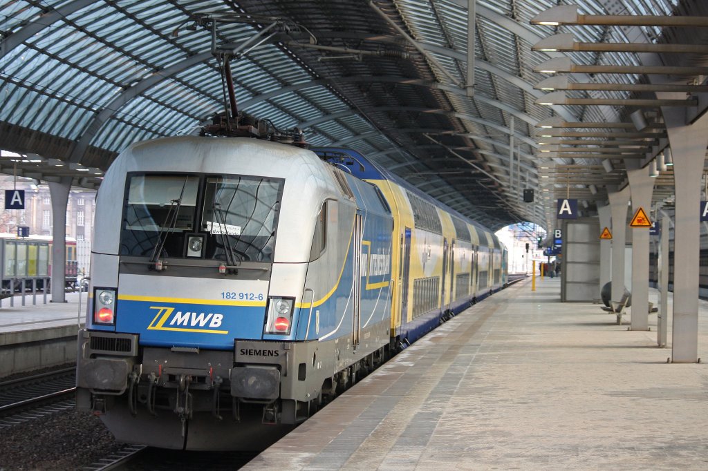 MWB 182 912 schiebt am 13.1.13 einen ODEG Ersatzzug in Berlin-Spandau ein.