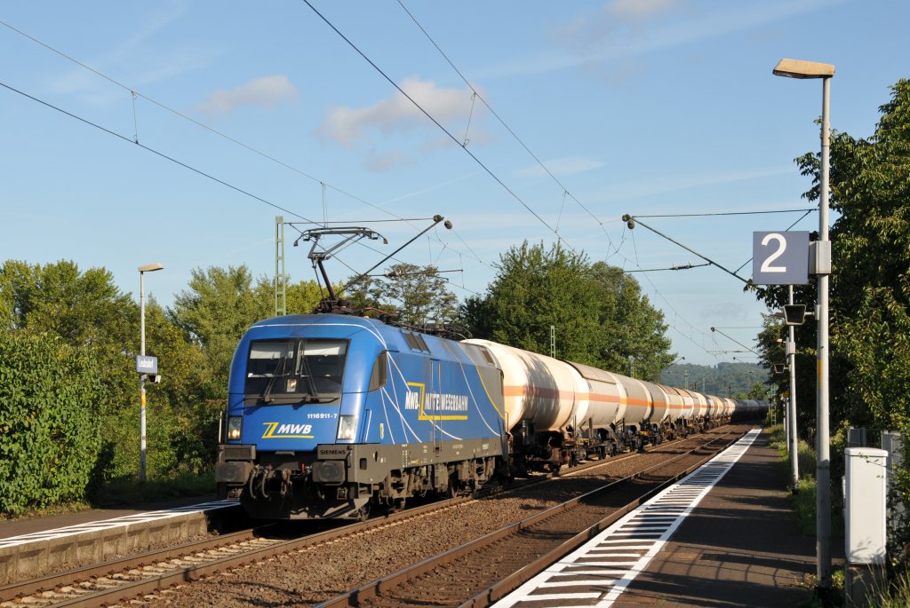 MWB-Taurus 1116 911-7 zieht am Morgen des 10/08/2011 einen Kesselwagenzug durch Leubsdorf in Richtung Koblenz.