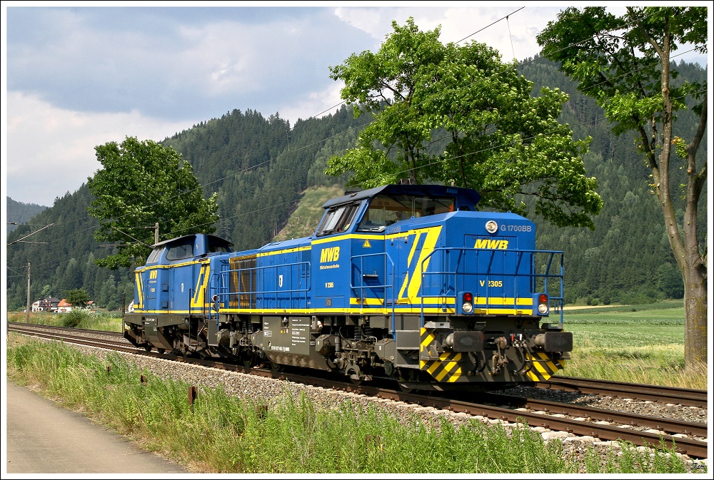 MWB V 2305 (DB277.405, G 1700 BB/Vossloh) und V 1354 (DB213.341, ex. V 100) der Mittelweserbahn,fahren als Lokzug 99227 von Donauwrth nach Unzmarkt.Die beiden Loks wurden fr Bauzugeinstze von der Fa. RTS angemietet.
Fensch 16.07.2010
