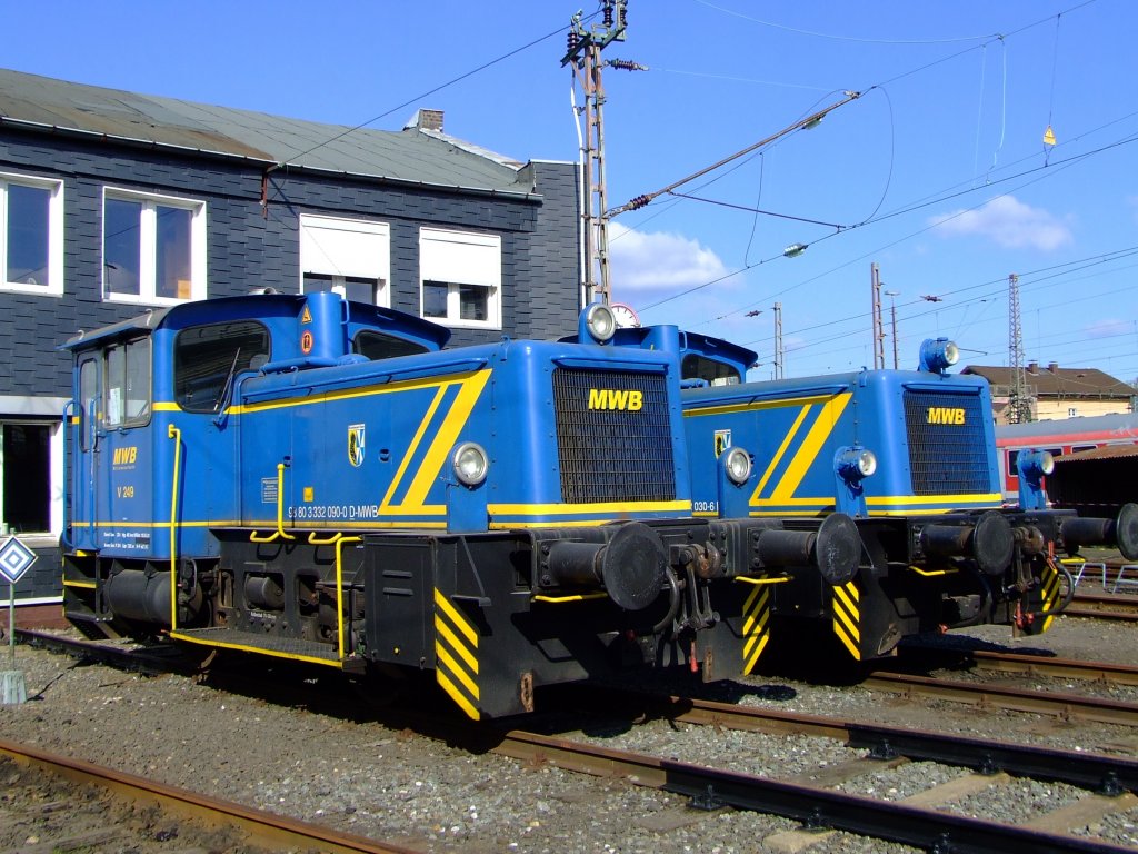 MWB V 249 ( ex DB 332 090-0 bis1999, ex Köf 11 090, 2010 verkauft an Südwestfälische Eisenbahnmuseum) am 10.04.2010  im Südwestfälische Eisenbahnmuseum in Siegen. Die Lok wurde von O&K (Fabr.-Nr. 26328) 1963 gebaut. Dahinter steht die MWB V 246 ( ex DB 332 030-6, ex Köf 11 030).
