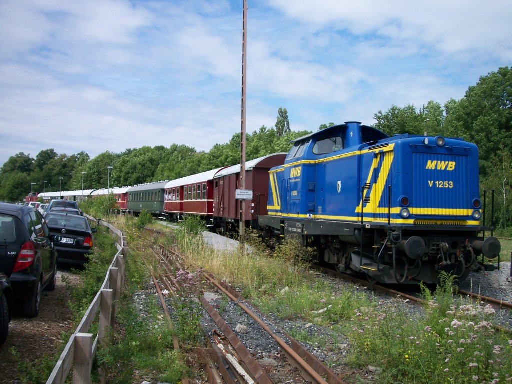 MWB V1253 vor einem Sonderzug zur Landesgartenschau 2010 in Hemer. Der Zug gehrt der Landeseisenbahn Lippe und brachte Fahrgste aus Lemgo, Lage und Detmold nach Hemer. 

Da der Bahnhof Hemer keine Umfahrung mehr hat, hngt fr die Rckfahrt die 212 133-3 am Zugende.