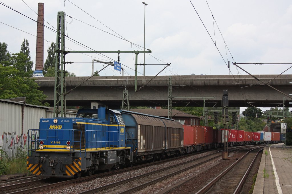 MWB V2103 am 31.7.12 mit einem gemischten Gterzug bei der Einfahrt in Hamburg-Harburg.