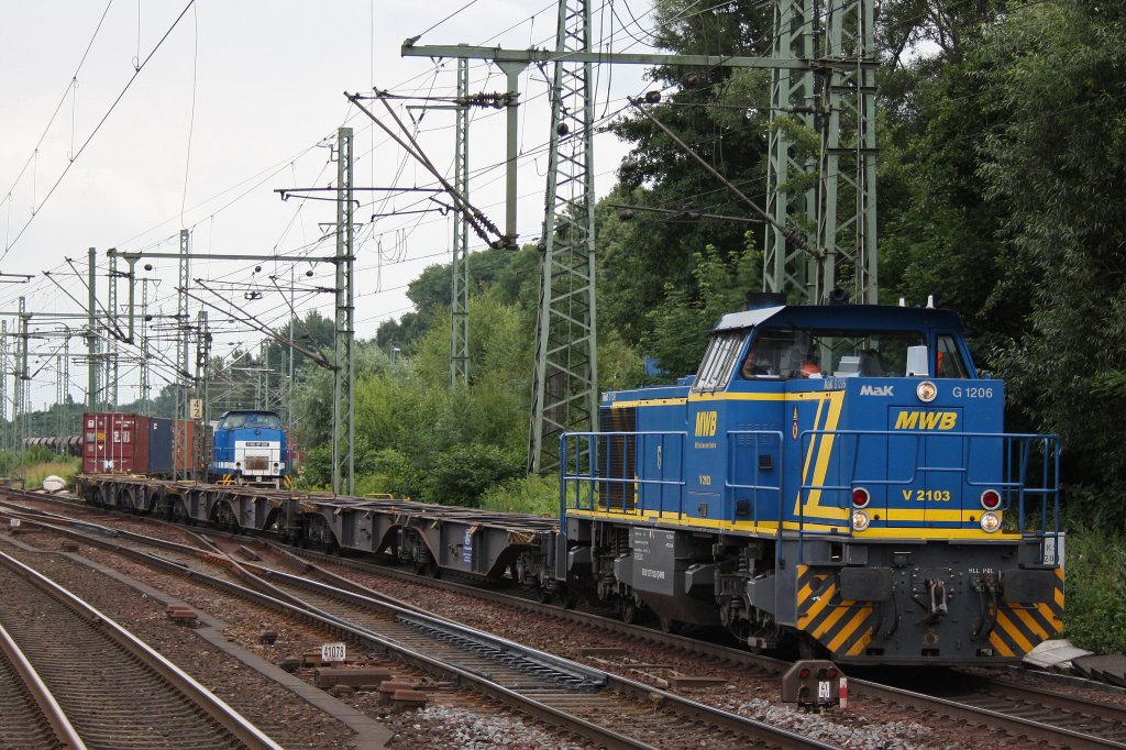 MWB V2103 am 31.7.12 mit einem gemischten Gterzug in Hamburg-Harburg.