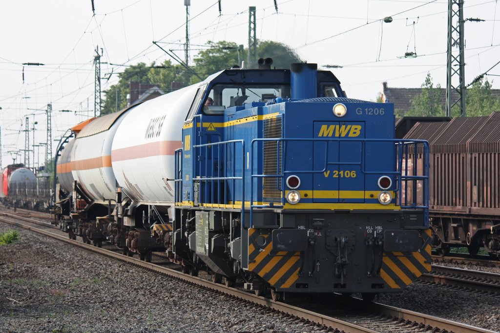 MWB V2106 am 29.5.12 mit drei Kesselwagen bei der Durchfahrt durch Neuss-Nievenheim.