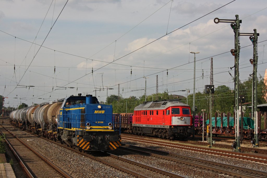 MWB V2106 am 5.6.12 mit einem Kesselzug in Dsseldorf-Rath.Rechts setzt 232 903 um.