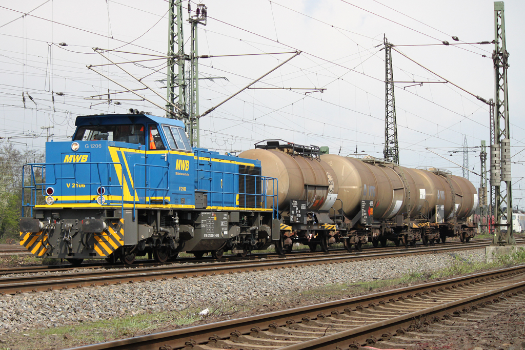 MWB V2106 bzw. 276 005 am 12.4.12 in Oberhausen-West.