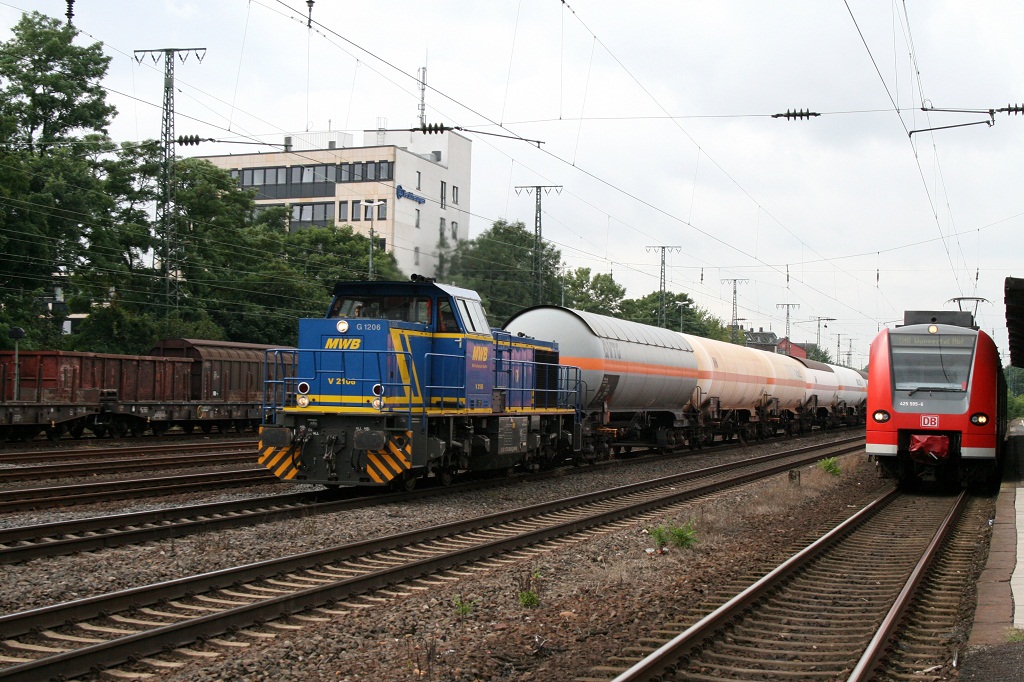 MWB V2106 mit Kesselwagenzug durch Kln West am 29.07.2010