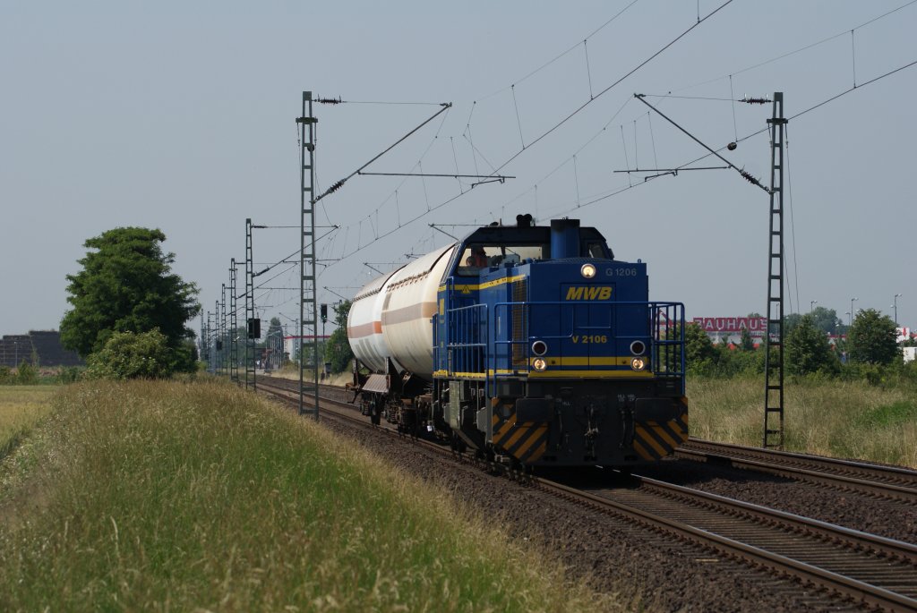 MWB V2106 mit zwei Kesselwagen in Neuss Allerheiligen am 23.06.2010