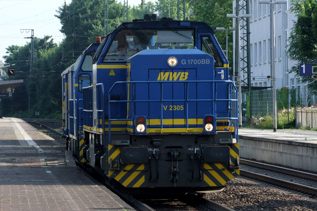 MWB V2305 mit V762 im Schlepp in Recklinghausen 4.7.2012 