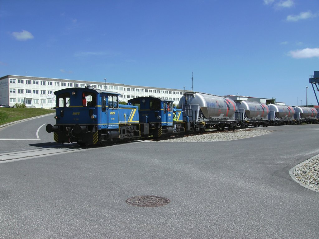 MWB-V241 und V250 rangierten am 26.Mai 2010 in Mukran leere Staubgterwagen zusammen,die dann am Abend von einer Re 421 nach Itzehoe gebracht wurden.