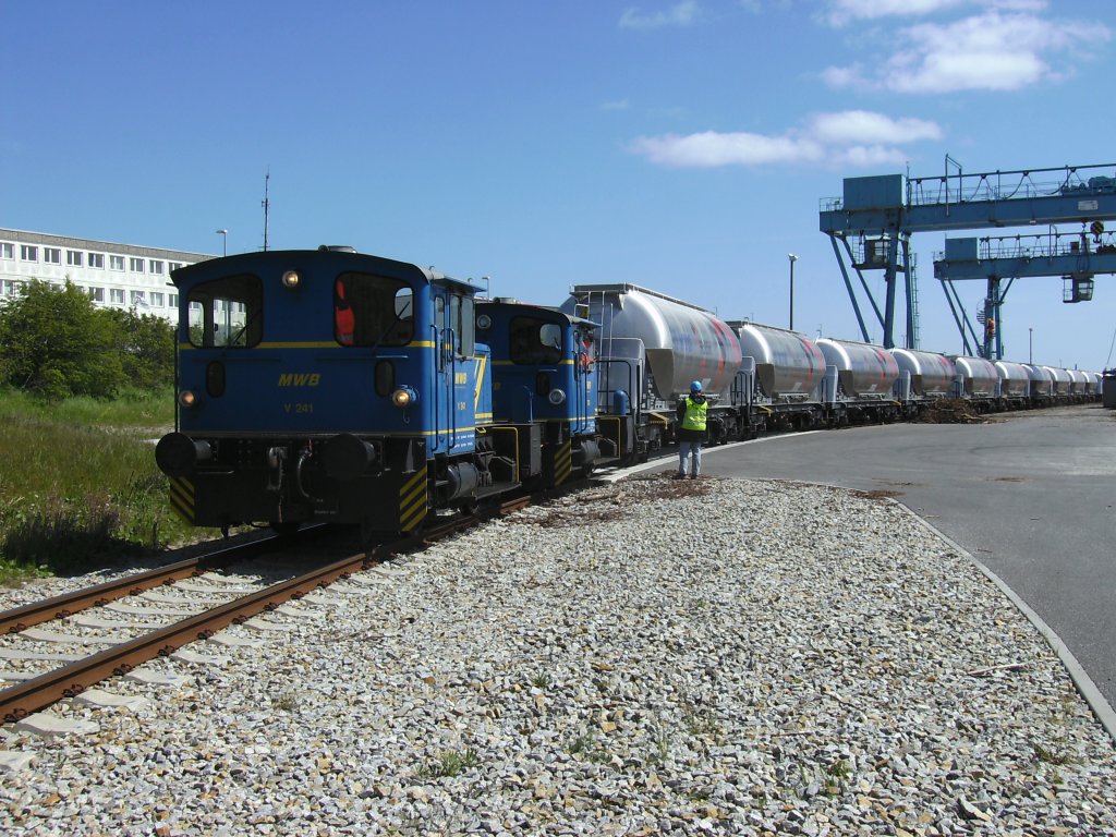 MWB-V241 und V250 stellten,am 26.Mai 2010,die leeren Staubgterwagen in Mukran zusammen die dann am frhen Abend,von Re 431 375,nach Itzehoe gebracht wurden.  