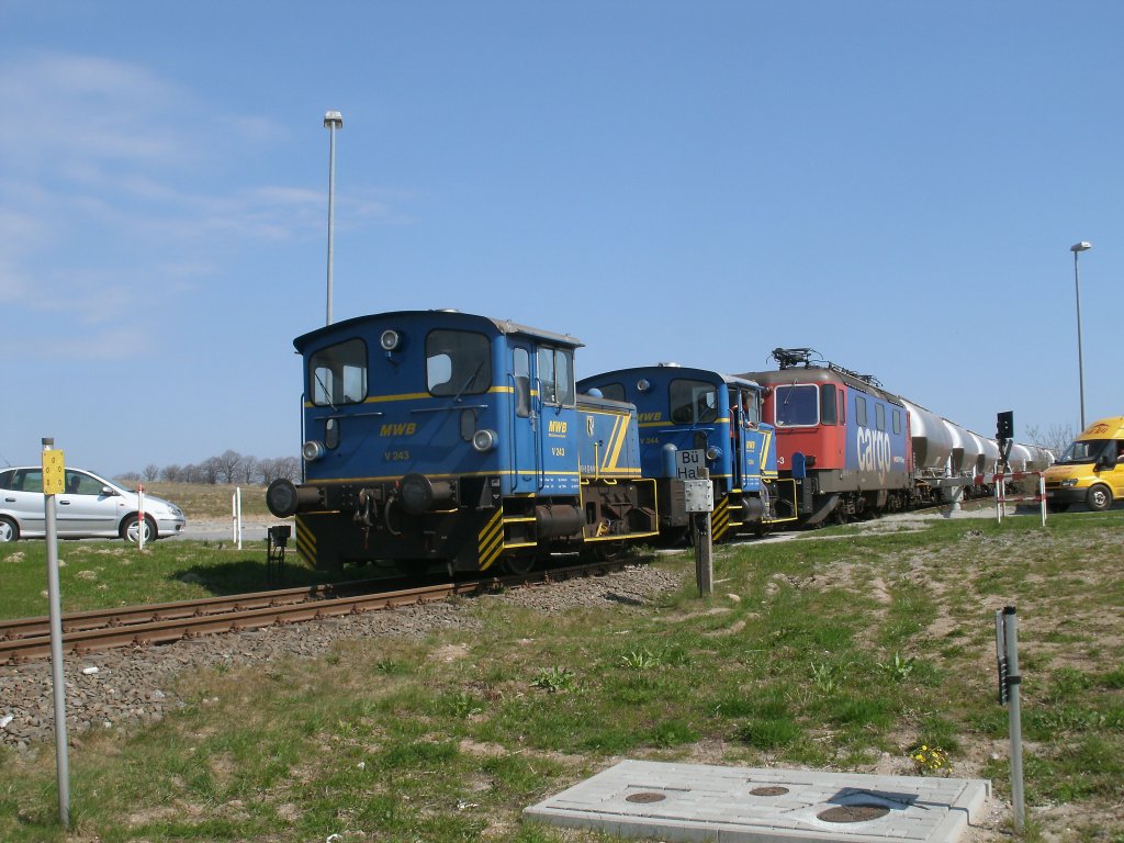 MWB-V243,V244 und die SBB-Cargo Re421 396 unterwegs am 20.April 2011 auf dem Anschlugleis in Mukran.