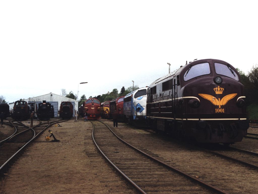 MX 1001 und weitere NOHAB's, Dampfloks und Dieselloks auf Bahnhof Randers am 15-5-1999. Bild und scan: Date Jan de Vries.