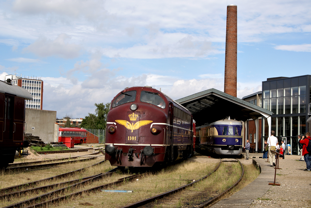 MY 1101 am 22.08.2010 in Odense, rechts ist SVT 137 225 zu sehen.