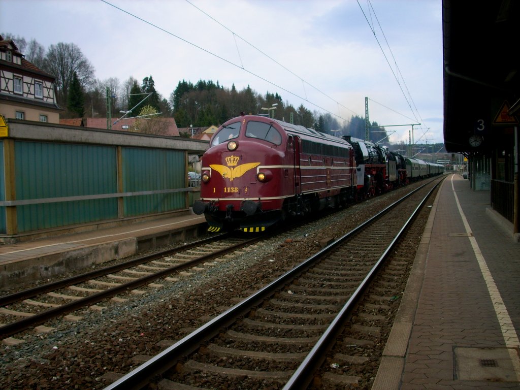 My 1138 der DSB zieht am 5. Mrz 2010 die 010509-8 und die 50 3610-8 sowie mehrere Personenwagen der DR ber Gleis 4 in den Kronacher Bahnhof. Ziel der Fuhre war Trier.