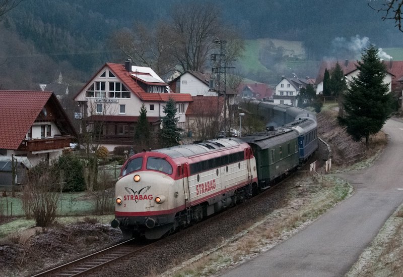 My 1142 und 1138 der Strabag mit dem DLr 91821 (Alpirsbach-Hausach) am 27. Dezember 2009 in Halbmeil.