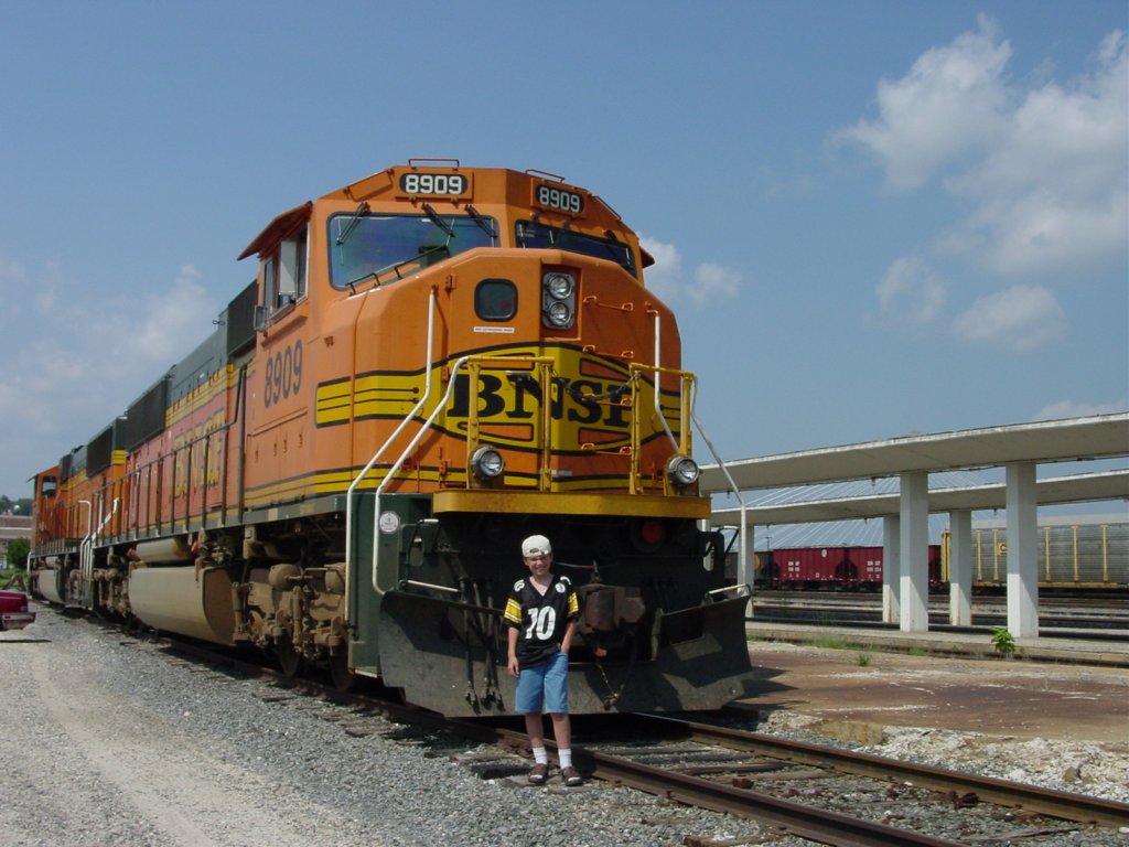 My son Brenden stands in front of BNSF 8909 on a July 2003 afternoon at the Burlington Iowa depot.