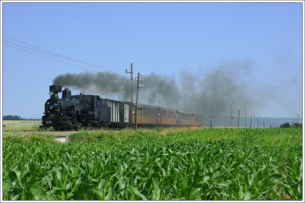 MzB unter Dampf - Sonderzug R 19259 von St. Plten Hbf nach Mariazell wird jeden 1. Sonntag im Monat bis einschlielich 03. Oktober 2010 in Verkehr gesetzt. Ab Ober Grafendorf kommt die Mh.6 zum Einsatz.
Im Gegensatz zu meinen Fotokollegen hier eine Weitwinkelaufnahme.
Klangen; 04. Juli 2010