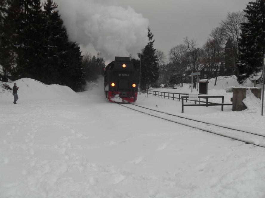 N 8930 vom Brocken hat Ausfahrt aus Drei-Annen-Hohne in Richtung Wernigerode. (18.12.2011)