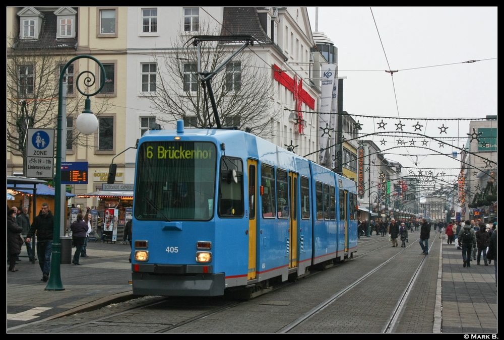 N-Wagen 405 macht halt am Friedrichsplatz. Aufgenommen am 07.12.10.