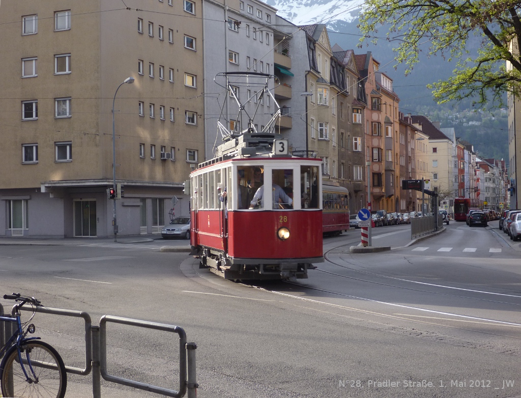 N�28 biegt aus der Pradler Stra�e in die Amraser Stra�e ein. Es handelt sich um einen zur Jahrhundertwende f�r Basel gebauten Wagen, von denen etliche nach dem Zweiten Weltkrieg f�r Innsbruck angeschafft wurden, gemeinsam mit einigen Beiwagen. Z�ge aus beiden verkehrten typischerweise auf der Linie 3 nach Pradl (also hierher). Dieser d�rfte einer der letzten noch bestehenden ehemals Innsbrucker Wagen sein - dem Vernehmen nach gibt es auch noch Fragmente eines Beiwagens, �ber deren Erhaltungszustand die Meinungen allerdings auseinandergehen. Hier sehen wir Szenen einer Abschiedsfahrt, n�mlich jener im Zuge der Auflassung der Schleife Amras, die durch eine Wendeanlage etwas weiter nord�stlich in einer Querstra�e ersetzt werden wird. Hinter N�28 zu sehen N�61, vierachsiger in Wien in D�wag-Lizenz f�r Innsbruck errichteter Wagen, der dann in Amras wirklich nicht mehr wenden wird k�nnen. Anfang Mai 2012 kHds