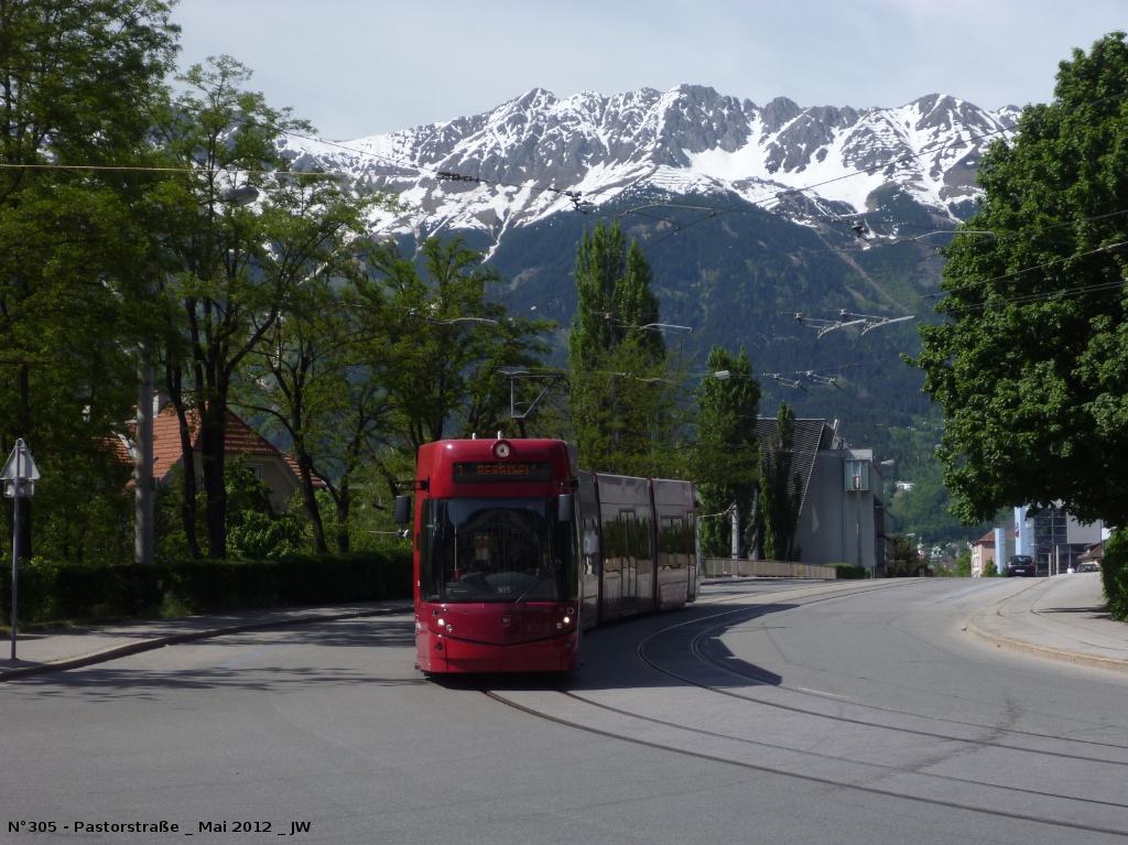 N305 als Linie 1 in der Pastorstrae, nahe der Endstation Bergisel also. Im Hintergrund die Seegrube mit noch etwas Schnee und recht gut erkennbaren Figl-Rinnen. Mitte Mai 2012 kHds