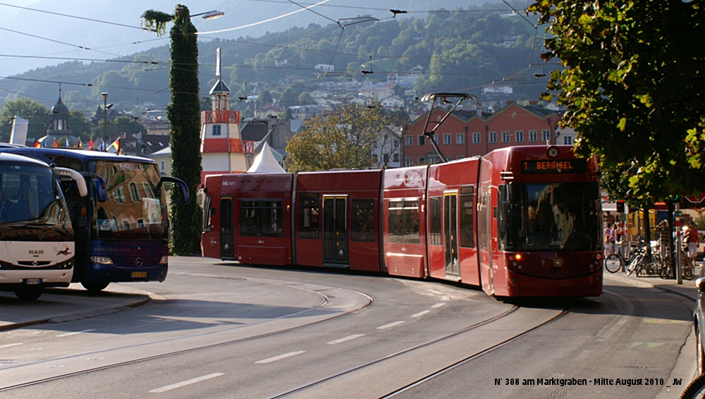 N308 passiert auf dem passierbaren Teil des ewigen Weges zum Bergisel den Marktplatz mit dem dort wieder einmal zu Gast befindlichen Hamburger Fischmarkt. 21. August 2010 kHds