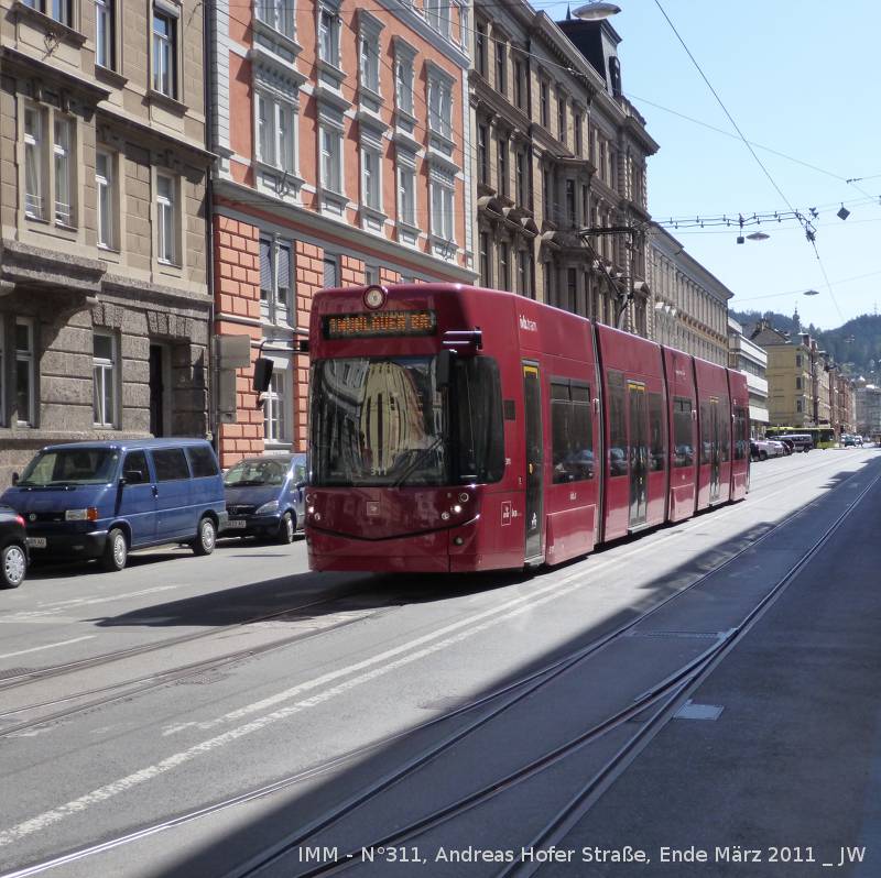 N311 wird, hier am Sdende der Andreas Hofer-Strae zu sehen, sobald die Stubaier abgebogen ist, die Anichstrae queren und ber die Brgerstrae den Rest des unendlichen Weges zur Kettenbrcke hinunter unter die Rder nehmen. Ende Mrz 2011 kHds. Es handelt sich um Innsbruck. Ich kenne keine einzige Stadt auf dieser Welt, in der es sowohl eine Andreas-Hofer-Strae als auch eine Anichstrae und eine Brgerstrae und darberhinaus noch eine Kettenbrcke gibt, auer Innsbruck.