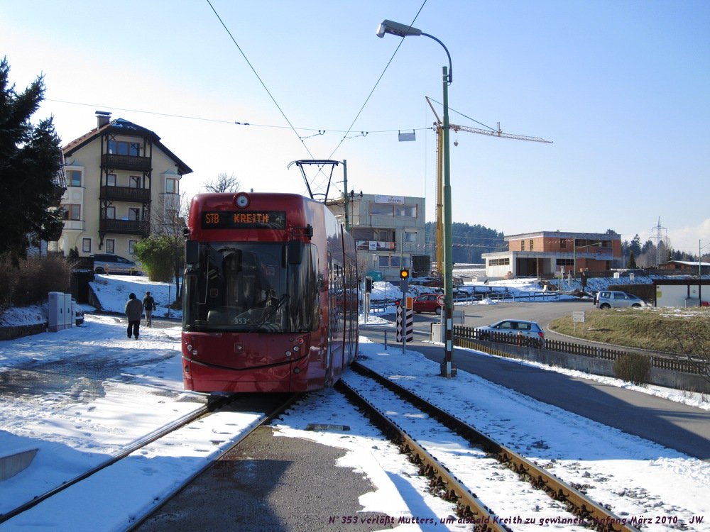 N353 fhrt bergwrts aus Mutters aus. Die eingetafelte Endstation, Kreith, ist der uns wohlbekannte Bahnhof mit dem sensationellen Panorama. Bis dorthin verkehrt die Stubaier untertags im Halbstunden-Intervall, von dort bis Fulpmes stndlich. Das gelbe Signal zur rechten zeigt dem Fahrer, da das Signal des Bahnberganges in der Ausfahrt Mutters, ber den die Hauptzufahrt von Innsbruck kommend die Bahn quert, in den Ort hinein, fr den Straenverkehr Rot zeigt. Nchste Station ist Birchfeld, von wo aus der Schibus zur Muttereralmbahn verkehrt (mehr Information unter www.muttereralm.info)) ber hundert Jahre lang ist an diesem Bahnbergang nur ein Andreaskreuz gestanden, das mu man sich einmal ernsthaft vergegenwrtigen! Gut, die alten und berhaupt die ganz alten Reiben haben auch lang nicht so beschleunigt wie die neuen Bombardier-Wagen. Die ganz alten (Wechselstrom-)Reiben, das sei nur nebenbei erwhnt, stehen nunmehr scheinbar unter Denkmalschutz! Mehr Information unter www.strassenbahn.tk - Anfang Mrz 2010 kHds