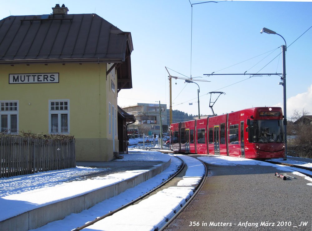 N356 betritt den Bahnhof Mutters talwrts. Anfang Mrz 2010 kHds Die Schier im Mittelgrund rechts gehren natrlich mir.