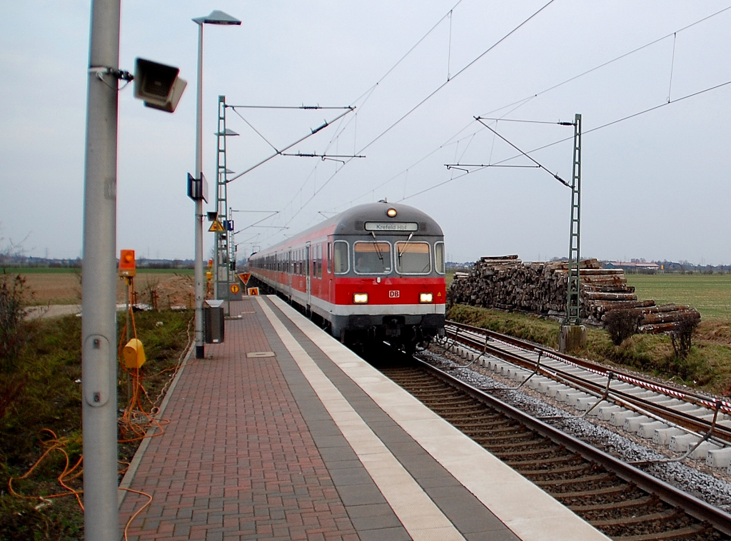 Na also, geht doch! Ein mnnlicher Karlsruhersteuerwagen! Drei Spitzenlichter und der Zielanzeiger sagt eindeutig das es von der 110 429-8 geschoben nach Krefeld geht.....so da weisste bescheit Liebelein.;-) 12.3.2011