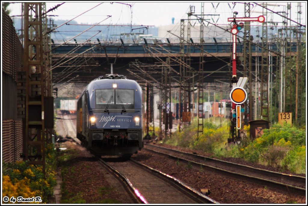 Na da sag noch einer wir htten keine Stellen mit Formsignalen... Tele auf 183 500 mit einer PCT bergabe nach Dingolfing, die aus 2 Wagen besteht. Leider schien ein sterreichischer Lokfhrer auf dem Tfz zu sein, der dachte, er msse unbedingt das Fernlicht einschalten, worauf ich leider Blendenmig nicht mehr reagieren konnte. (10.08.2011, Regensburg - Burgweinting)