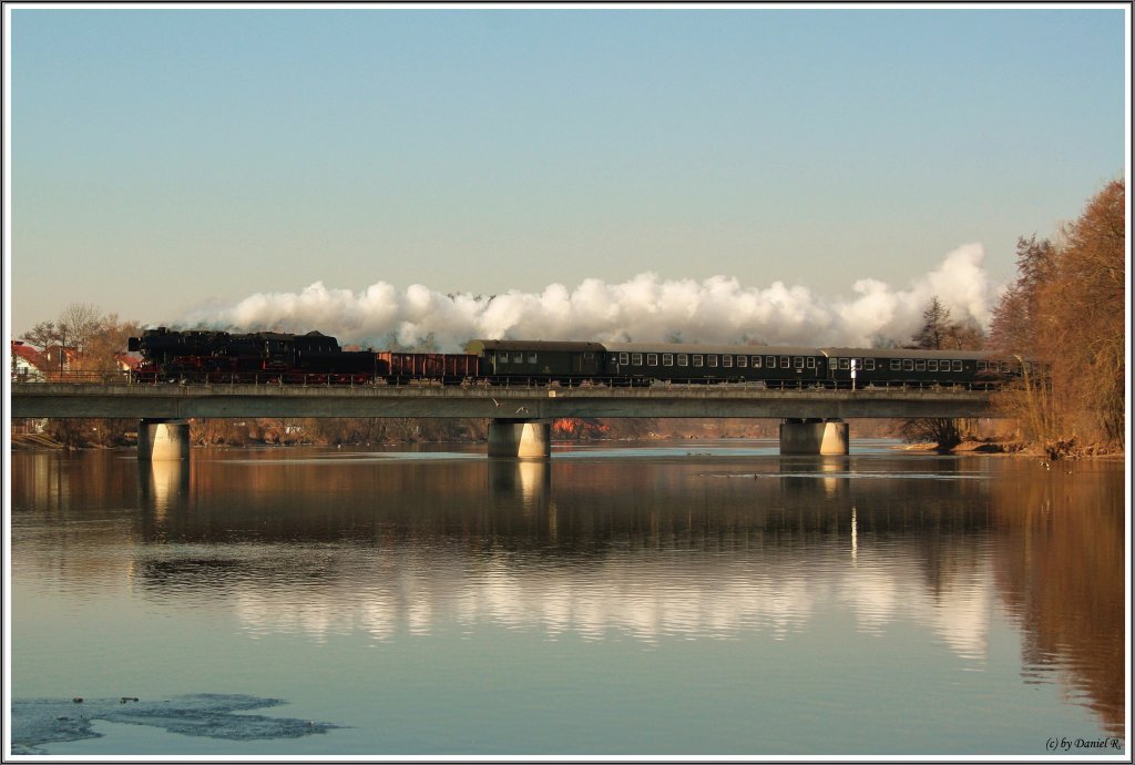 Na endlich, wir hrten sie schon schnaufen und dannprsentierte sie sich in voller Pracht: 52 8195 der Frnkischen Museuems Eisenbahn mit einem Sonderzug der aus Wagenmaterial der Dampfmachern aus Bebrau bestand. Es war eine DPE von Gieen ber Aschaffenburg, Nrnberg und Schwandorf nach Furth im Wald. (26.02.2011, Schwandorf, Naabbrcke)