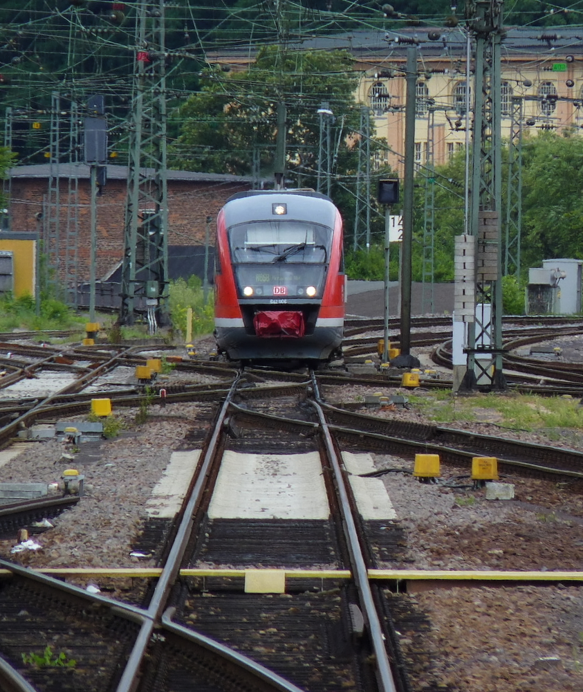 Na komm doch Kleiner....

Nur keine Angst!!

Die Fotografin stand auf dem Bahnsteig Gleis 14/16 des Saarbrcker Hauptbahnhofes. 642 106, Regionalbahn aus Pirmasens, wird auf Gleis 8 einfahren.

Durch die 400mm Brennweite wirkt es richtig gefhrlich.

09.07.2012