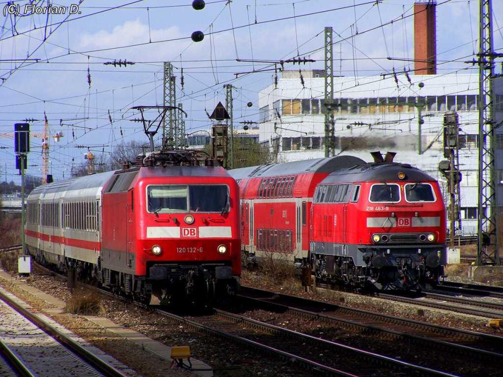Na wer is da wohl schneller?!
218 463-8 �berholt langsam aber sicher, mit ihrem RE nach M�hldorf, den IC 2084 in Richtung Berchtesgaden der hier langsam mit 120 132-6 am Heimeranplatz vorbei rollt. 29.03.2010