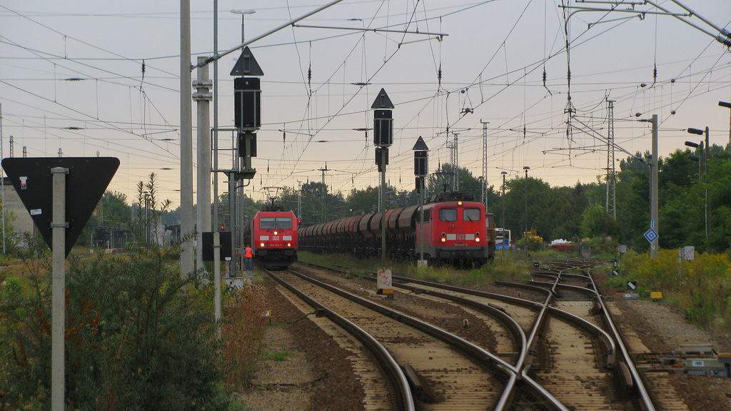Nach 16 Monaten Bauzeit auf den Gleisen zwischen Knigs Wusterhausen und Lbbenau began am 01.09.2011 der Testbetrieb auf der Strecke. Dazu waren 2 Schotterzge mit je 2 Loks im Einsatz. Hier also auf dem Bild die 185 378-7 die als CFN 62090 mit - 120 min ankam und dann als CFN 62091 wieder abfuhr. Daneben 140 873-6 die als CFN 62075 um 7:20 mit + 45 ankam. Nun sind beide zur Abfahrt bereit im Bahnhof Knigs Wusterhausen um 7:26. 02.09.2011 (vom offenen B aufgenommen)