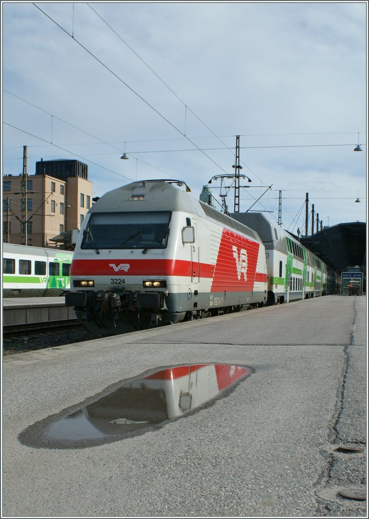 Nach 1994 Flugkilometern landeten wir in einem uns vllig unbekannten Land und konnten dort interessantes fotografieren: Eine Re 460 sorry - die  VR Sr2 3224  verlsst mit einem IC Helsinki. 
28. April 2012