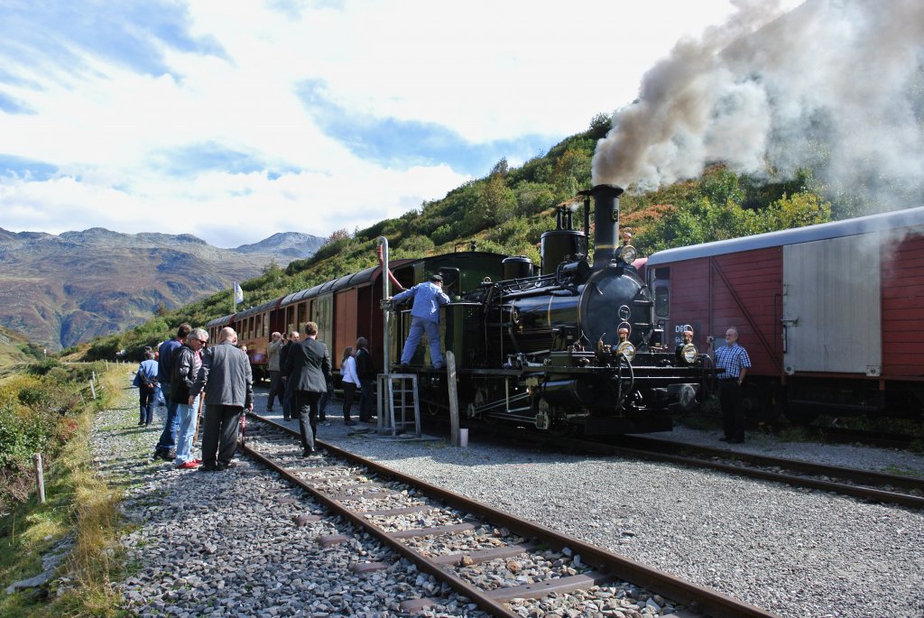 Nach 20 Min. Fahrzeit gibt es bei der Haltestelle Tiefenbach zum 1. Mal frisches Wasser. Im Bild ist die HG 2/3 Nr. 6, Weisshorn, 28.09.2012.