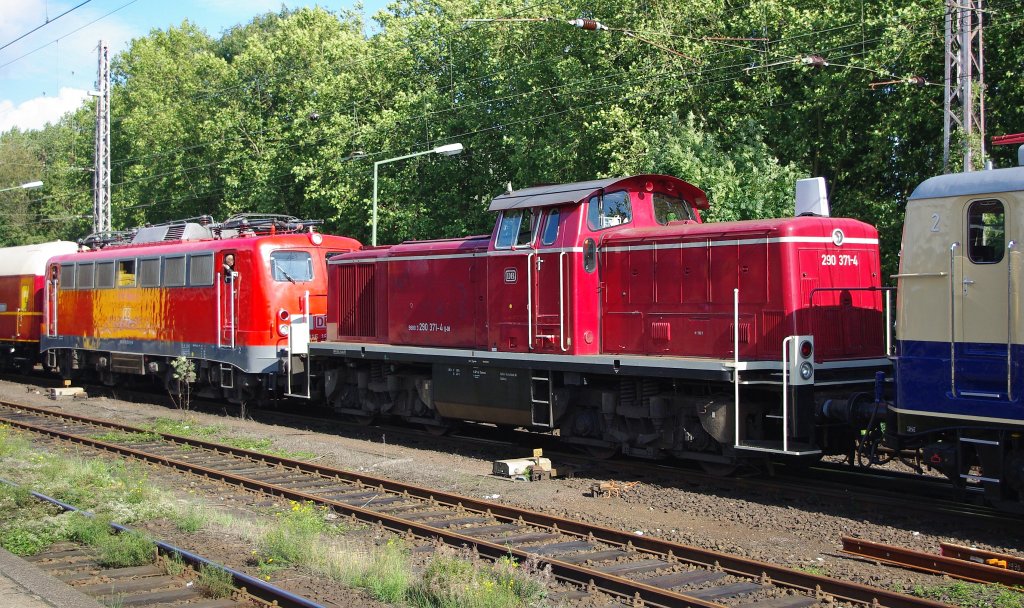 Nach der 217 folgten ein Silberling und ein Schlafwagen, bevor Loks Nummer 10 und 11 zu sehen waren, im folgenden waren dies: 115 152-1 und 290 371-4. Aufgenommen am 18.09.2010 in Osnabrck.