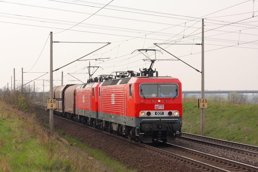 Nach der 218 kamen MEG 601 und 605 mit einem gemischten Gterzug aus Richtung Braunschweig angefahren. Fotografiert am 13.04.2010 in Magdeburg Diesdorf. 