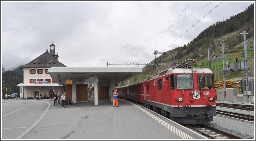 Nach 3 Stunden und 32 Minuten hat der RE 1225 mit der Ge 4/4 II 631  Untervaz  den Endbahnhof Scuol-Tarasp erreicht. Es ist die lngste durchgehende RE Linie zwischen Disentis/Mustr und Scuol-Tarasp. Nur die Fahrzeit des BerninaExpress ist mit 4 Stunden und 6 Minuten noch etwas lnger. (06.05.2012)