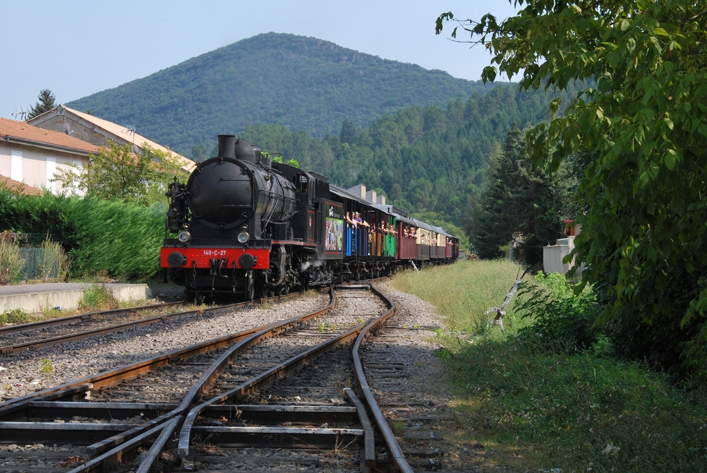 Nach 40-minutiger Fahrt aus Anduze erreicht die Dampflokomotive 140-C-27 mit ihrem Zug den Bahnhof von Saint-Jean du Gard (24. August 2011).