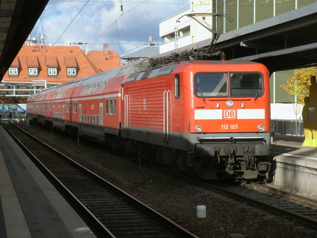 Nach 5h und 23min Fahrzeit erreichte RE 18308 aus Elsterwerda,am 06.November 2012,Stralsund.Schublok war 112 165.