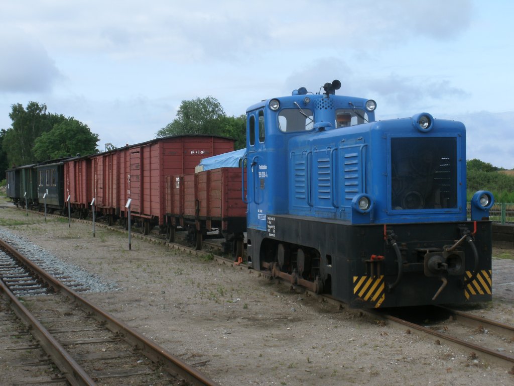 Nach 99 4652 und Mh53 steht nun 199 008,im Putbuser Traditionsbereich,als nchste Lok vor den dortigen ausgestellten Wagen.Aufnahme vom 04.Juli 2012.