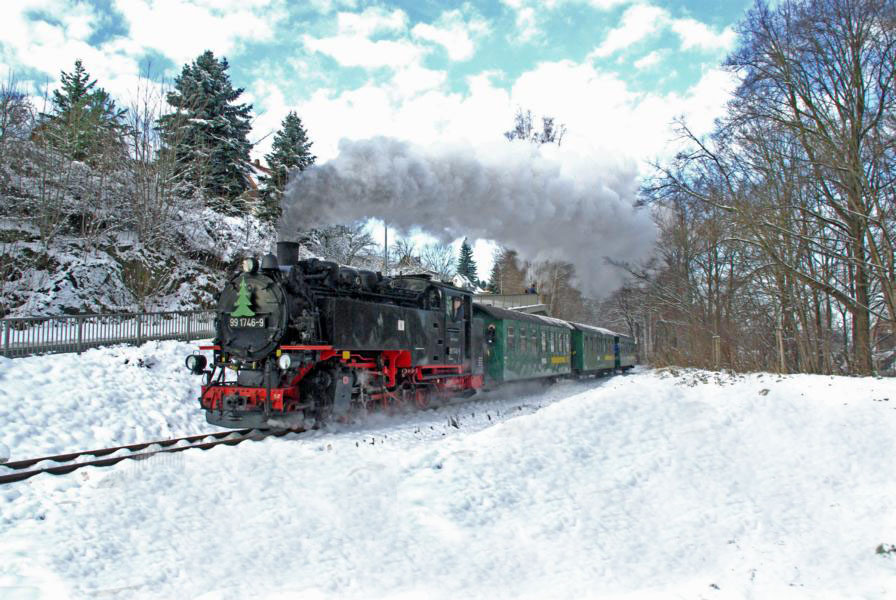 Nach acht Jahren fhrt wieder ein Zug  von Obercarsdorf  Richtung Schmiedeberg am 28.11.2010 