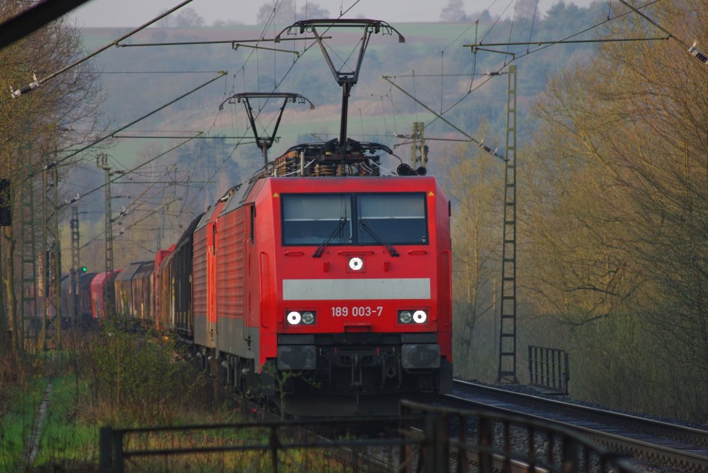 Nach all dem bunten etwas rotes zum Ausklang: Zwei DB 189er (189 003-7 vorneweg) ziehen ihren Gz in Richtung Norden. Aufgenommen vom B bei Albungen aus am 16.04.2010.