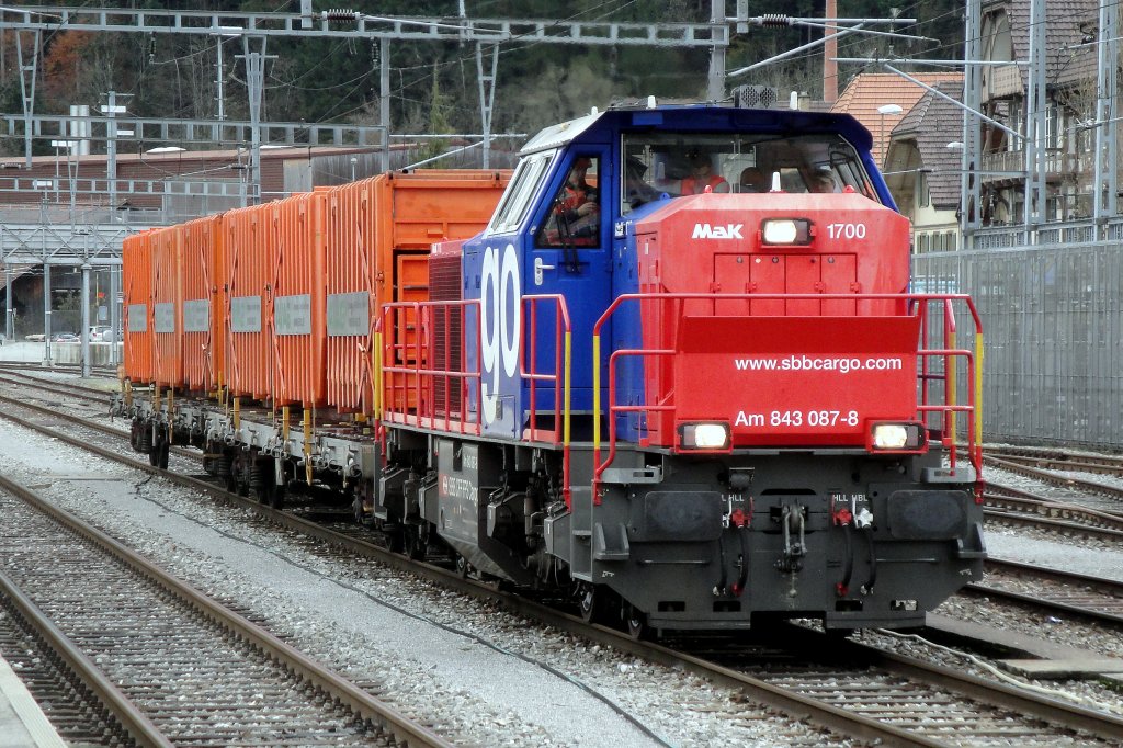 Nach Ankunft aus Burgdorf, dem Umfahren der beiden ACTS-Wagen und Ankuppeln ist die Am 843 087-8 nun abfahrbereit in Richtung Emmenmatt. (Langnau, 05.11.2012)