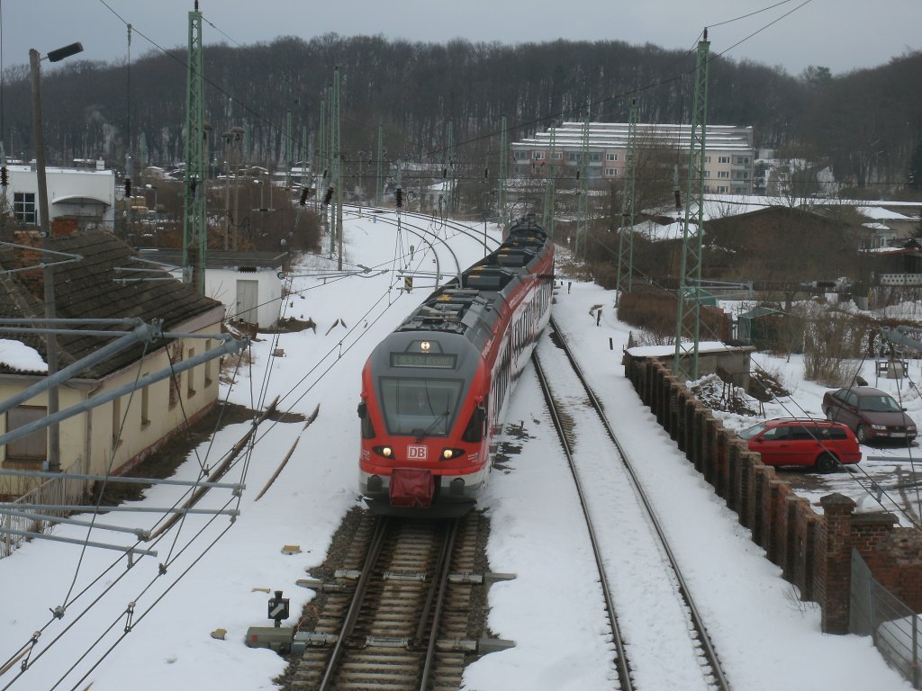 Nach der Ankunft aus Stralsund rangierte 429 027,am 29.Mrz 2013,in Bergen/Rgen vom rechten Gleis nachdem linken Gleis um.Grund:in Bergen/Rgen sind Ausfahrten,auf Signal,aus Gleis 2 in Richtung Stralsund nicht mglich.