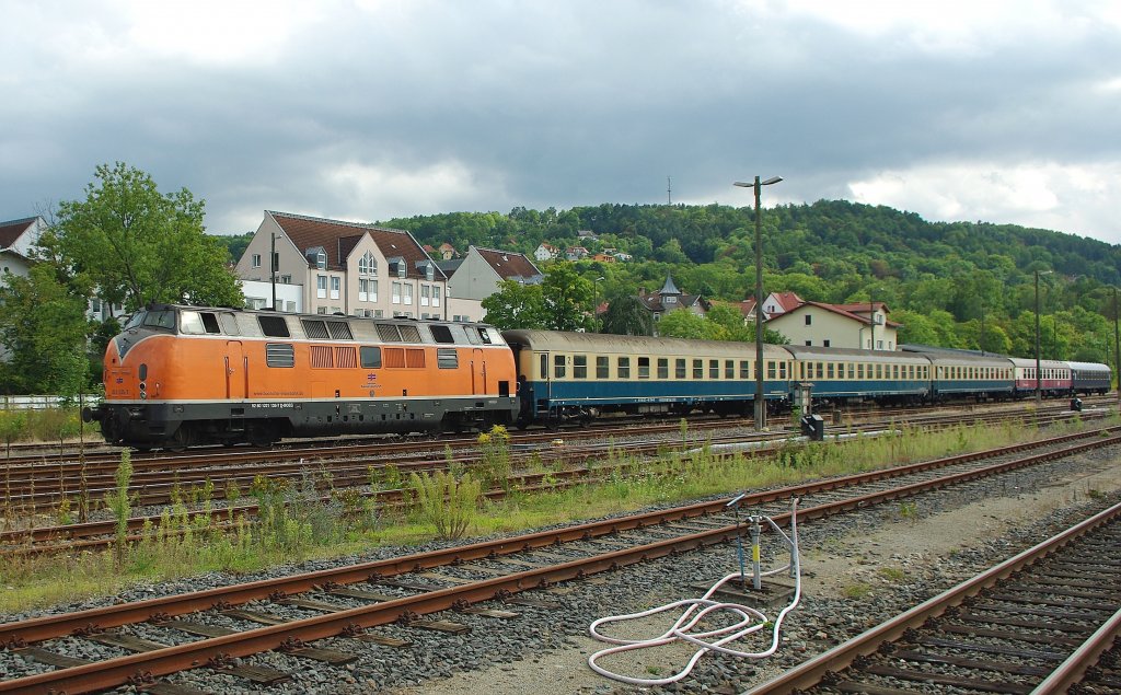 Nach der Ankunft und dem Aussteigen der Fahrgste wurde 221 135-7 mit ihrem Wagenpark im Bahnhof Meiningen abgestellt. Aufgenommen am 04.09.2010.